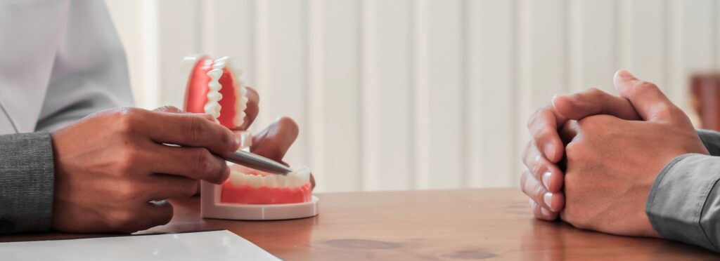 Dentists are advising dental patients to understand and plan endodontic treatment by showing patients root defects before correcting them from dentures prepared by the dentist as a model.